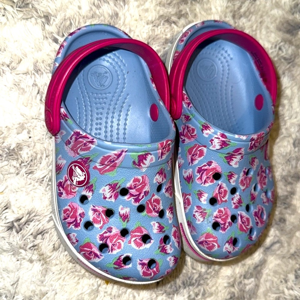 8/9 Crocs girls Floral - Blue and Pink very cute
